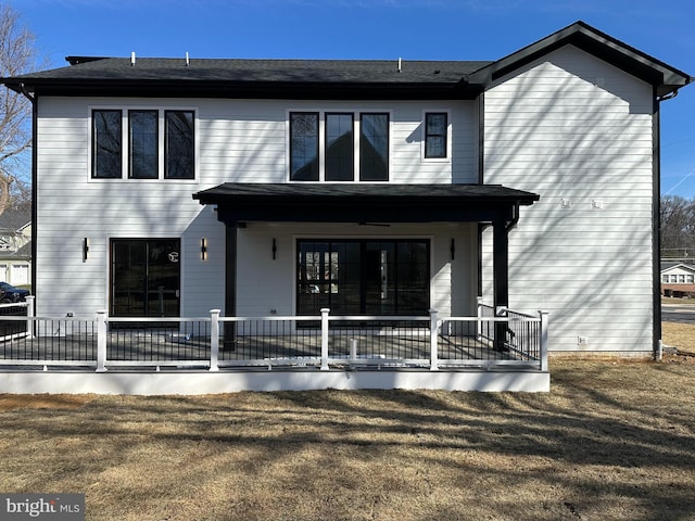 view of front facade with a front lawn