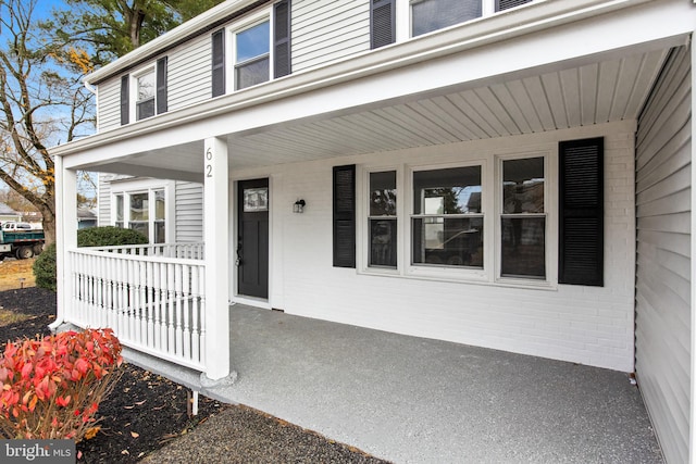 entrance to property featuring a porch