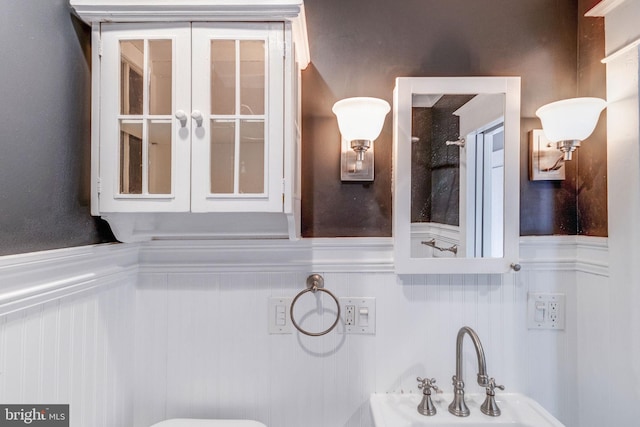 bathroom featuring sink