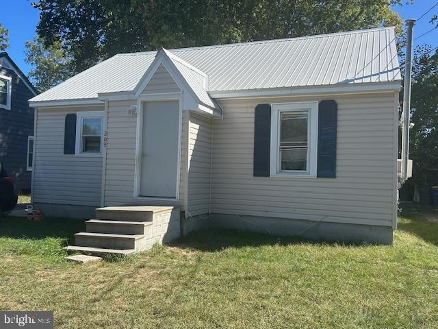 view of front facade featuring a front lawn