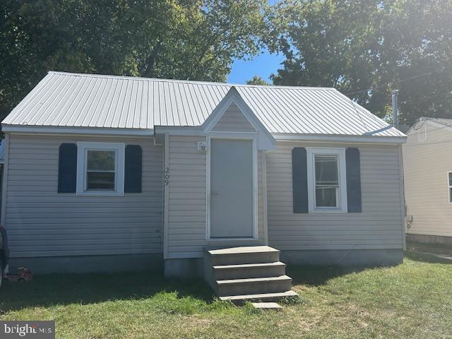 view of front of house featuring a front yard