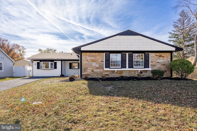 single story home with a front yard