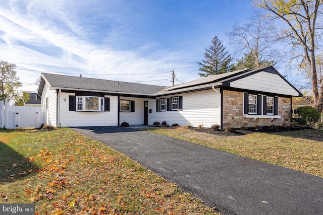 single story home with a front lawn