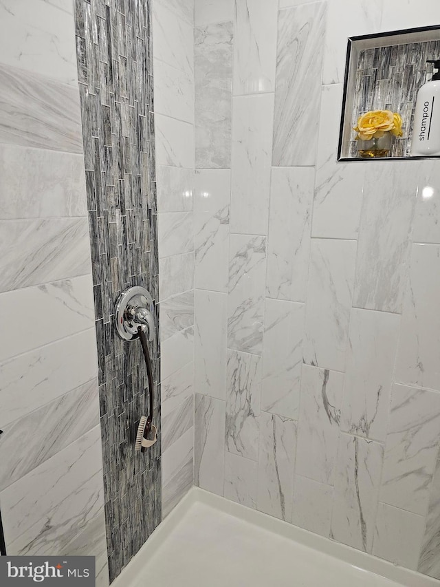 bathroom featuring tiled shower