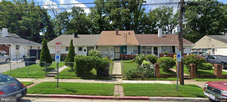 view of front of home featuring a front yard