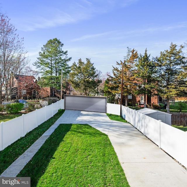 view of front of home featuring a front lawn