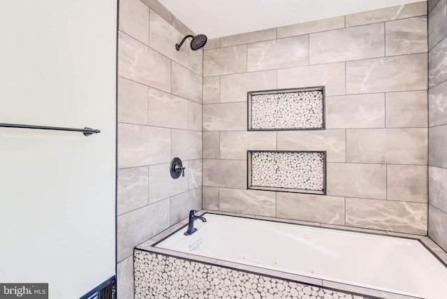 bathroom with tiled shower / bath