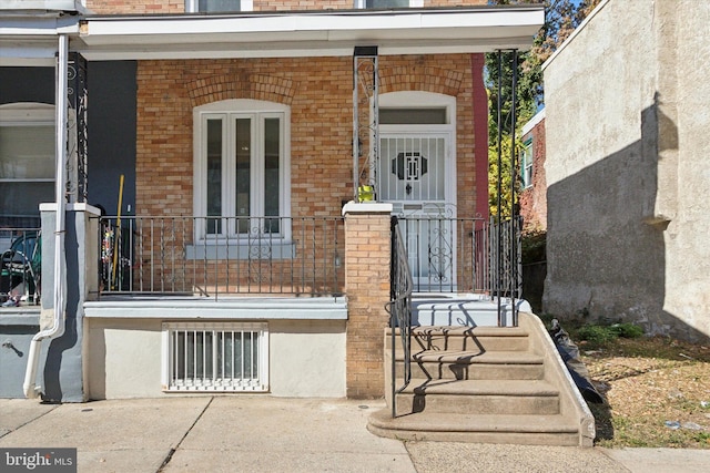 entrance to property featuring covered porch