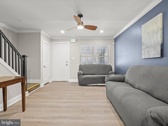 living room with crown molding, light wood-type flooring, and ceiling fan