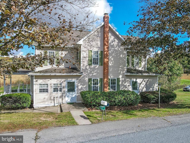 view of front facade with a front yard