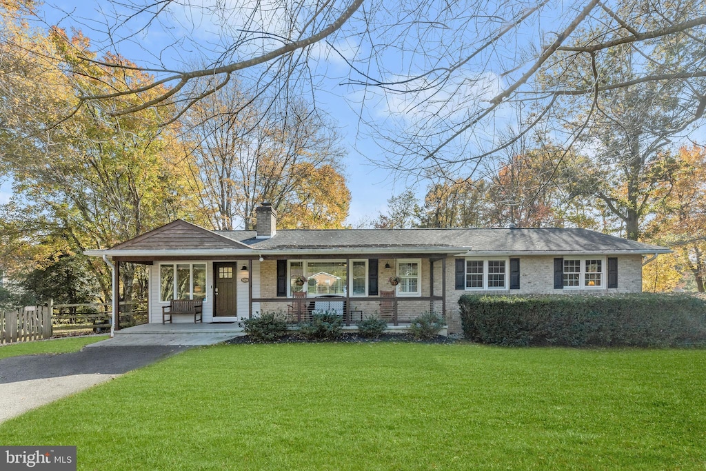 view of front of home featuring a front lawn and a porch