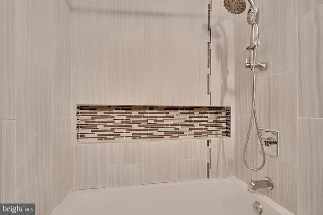 room details featuring tiled shower / bath combo