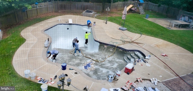 view of swimming pool