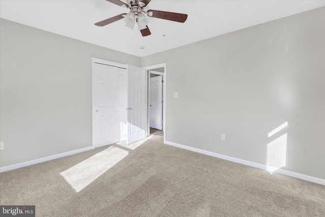 carpeted empty room featuring ceiling fan