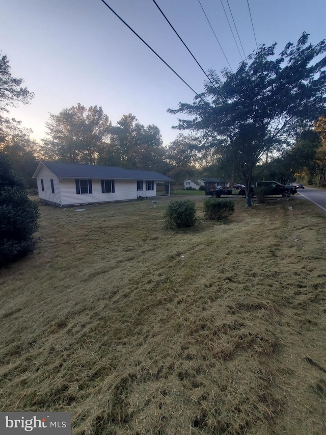 view of yard at dusk