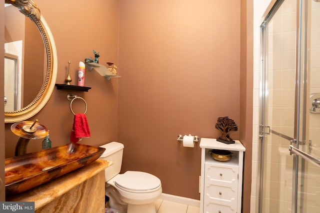 10 Eddie Ct, Dayton, NJ 08810 - corridor with an inviting chandelier, wood finished floors, visible vents, an upstairs landing, and baseboards