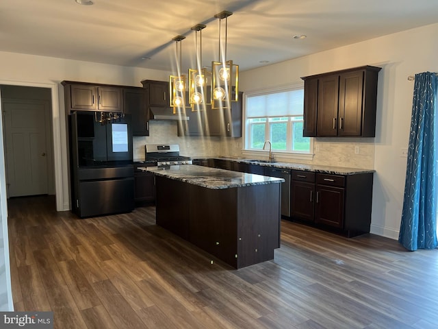106 Berkshire Dr, Carlisle, PA 17015 - kitchen featuring stainless steel appliances, a sink, dark brown cabinets, dark wood-type flooring, and recessed lighting