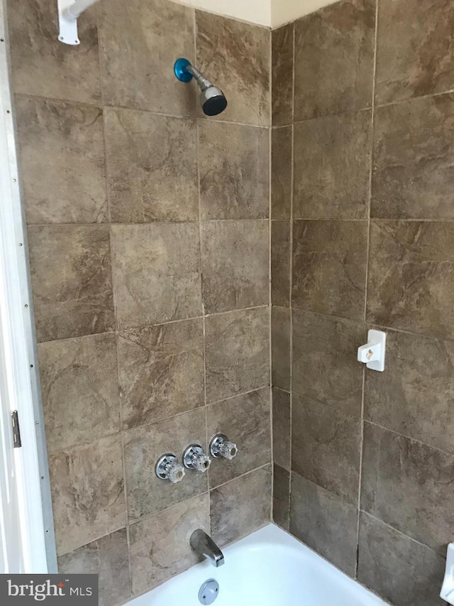 bathroom with tiled shower / bath