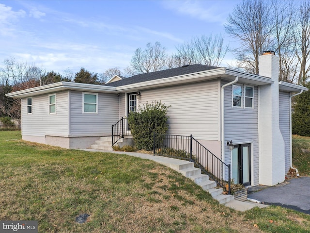 view of front of house featuring a front yard