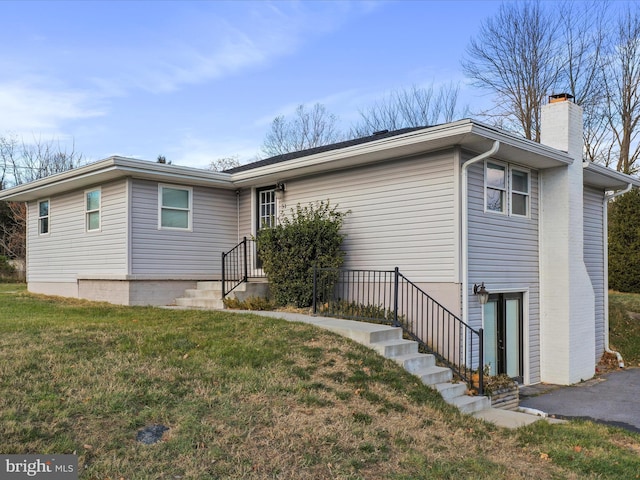 view of front of house featuring a front yard