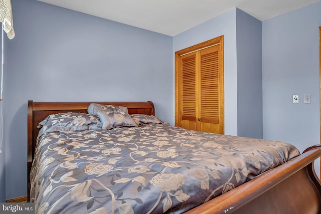 bedroom featuring a closet