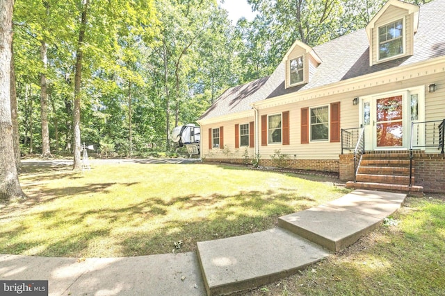 view of front of property featuring a front lawn