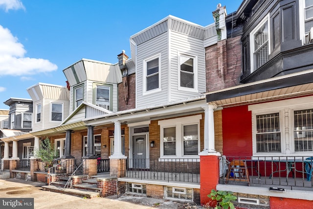 multi unit property featuring a porch