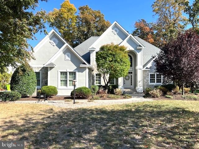 view of front of house featuring a front yard