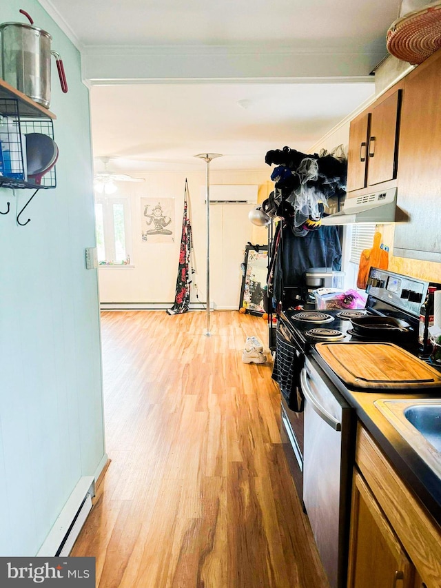 kitchen with sink, appliances with stainless steel finishes, ceiling fan, crown molding, and light wood-type flooring