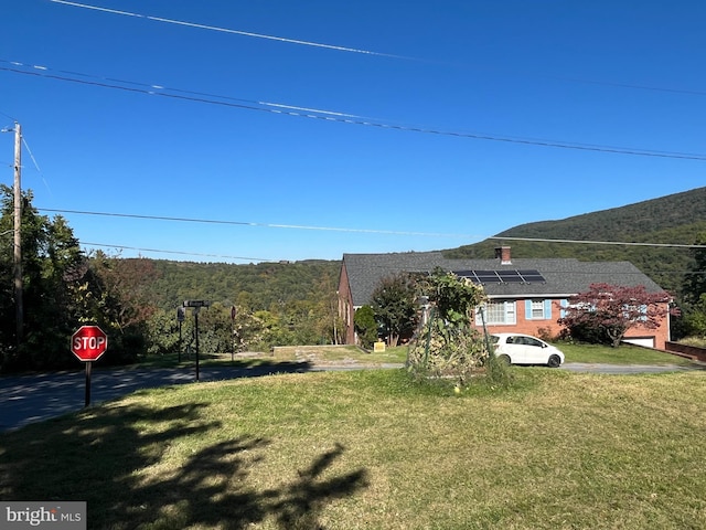 view of yard with a mountain view