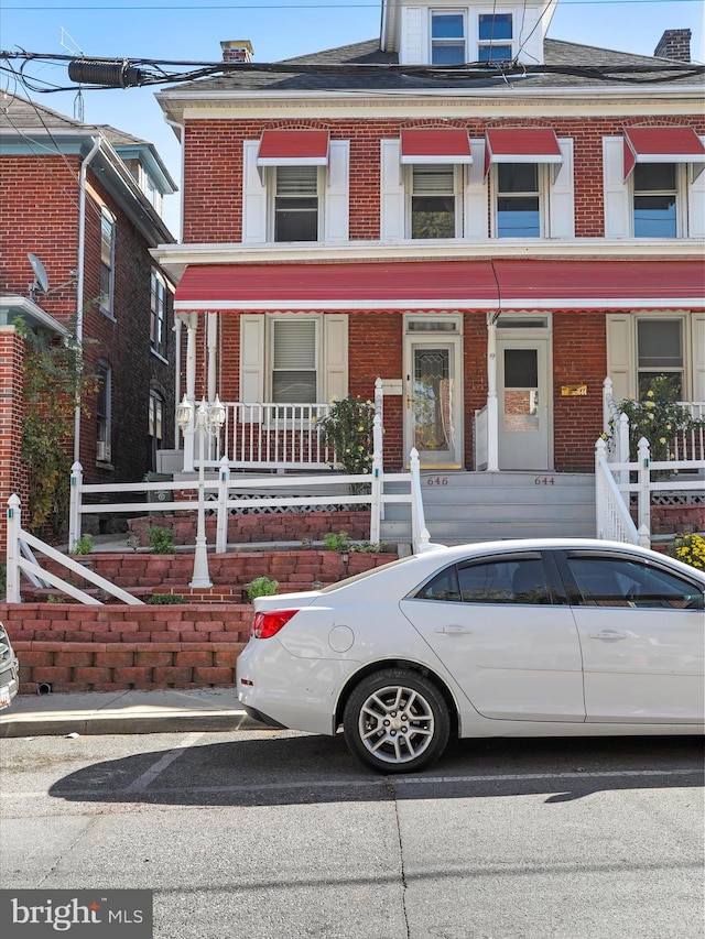 townhome / multi-family property with a porch