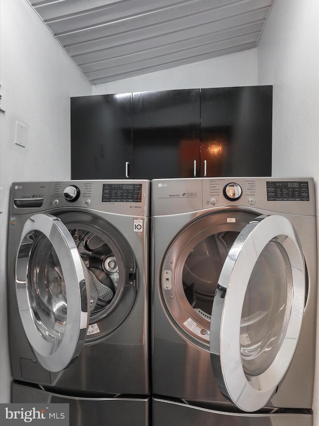 laundry room with independent washer and dryer