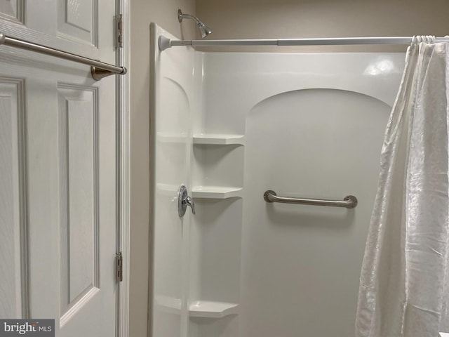 bathroom featuring curtained shower