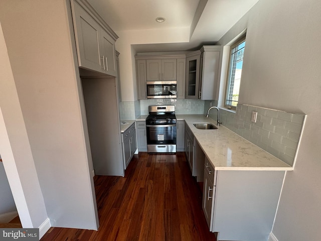 kitchen featuring backsplash, appliances with stainless steel finishes, sink, and gray cabinets