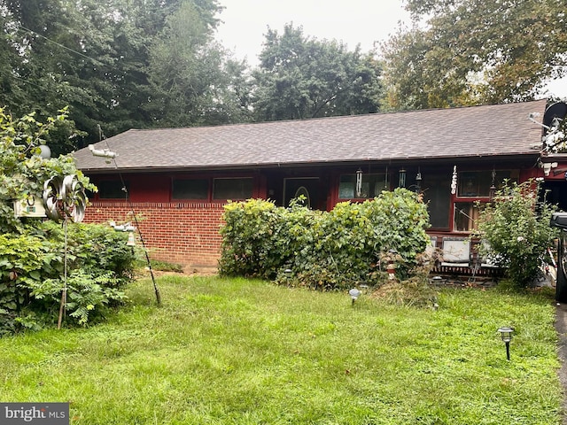 view of front of house with a front lawn