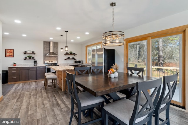 dining area featuring light hardwood / wood-style floors, a chandelier, and sink