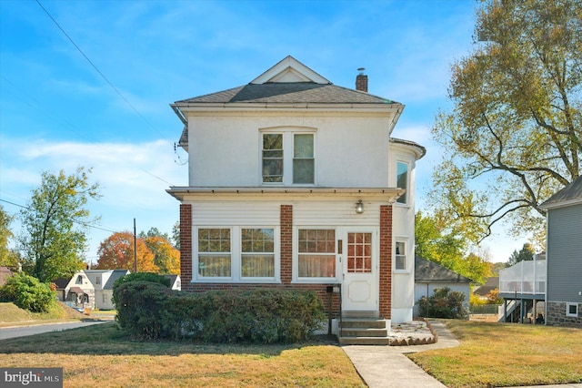 view of front of home with a front lawn