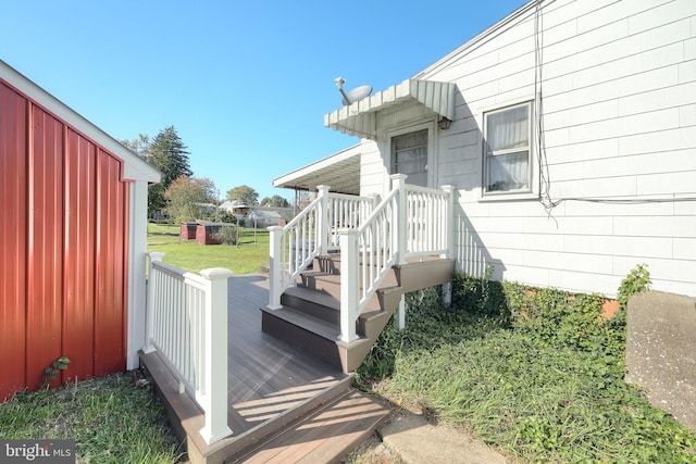 property entrance featuring a deck