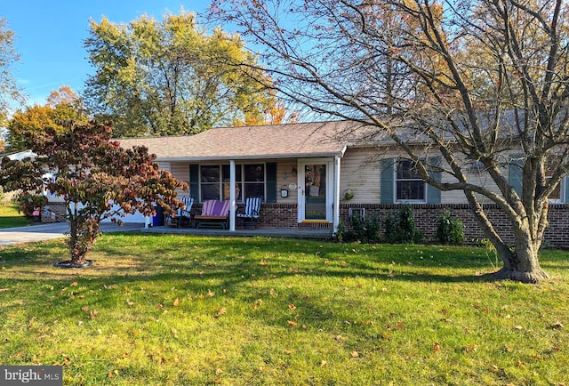 single story home featuring a porch and a front lawn