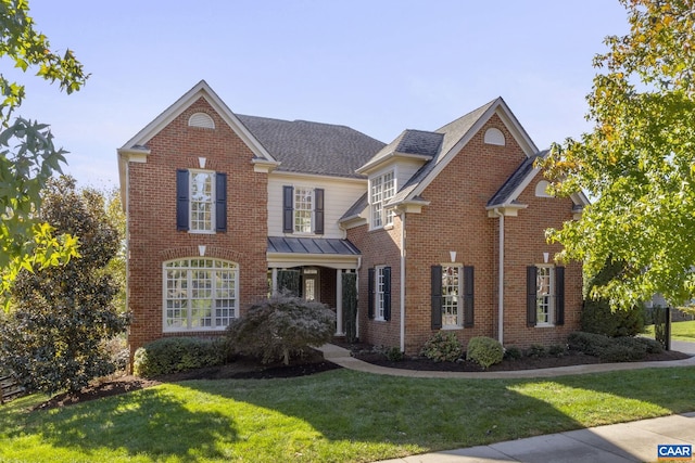 view of front property featuring a front lawn