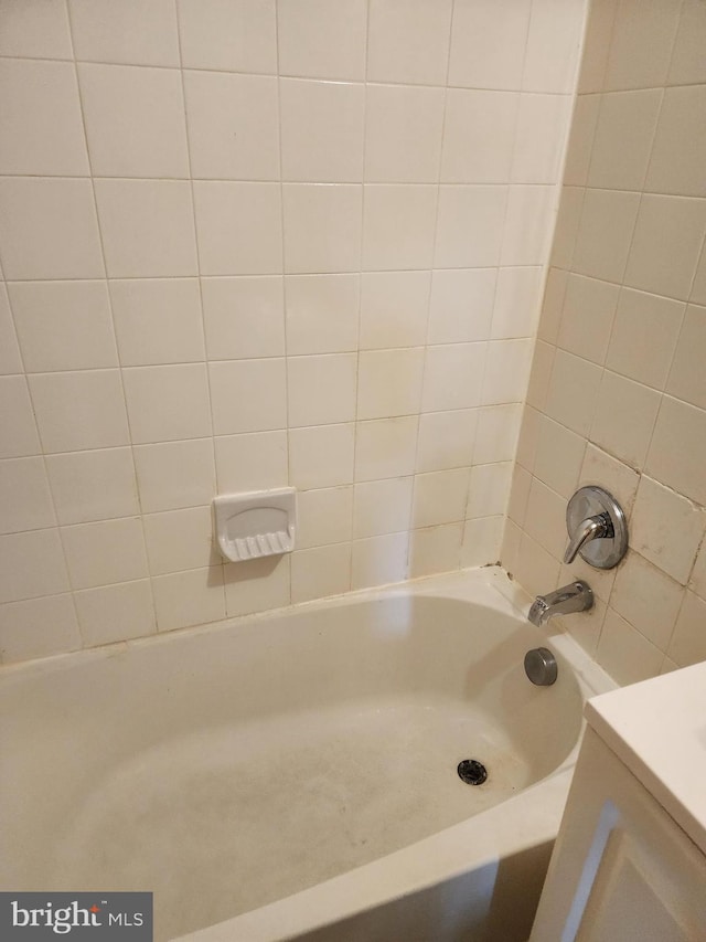 bathroom with vanity and tiled shower / bath combo