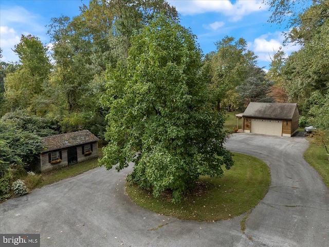 view of front of home featuring an outdoor structure and a garage