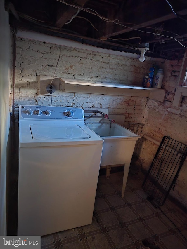 laundry area with washer / clothes dryer and sink