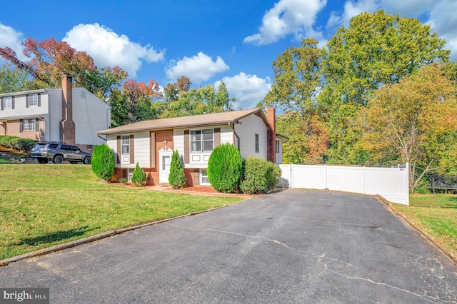 bi-level home featuring a front yard