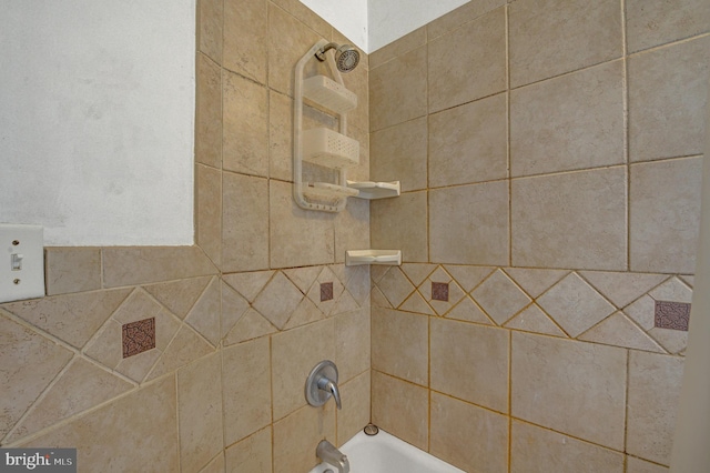 room details with tiled shower / bath