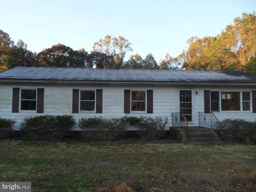 view of front of property with a front yard