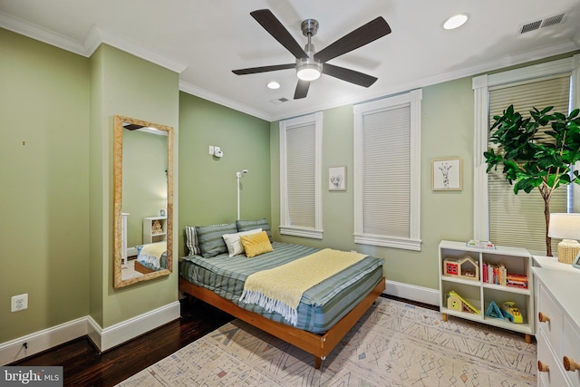 bedroom featuring ceiling fan, crown molding, and light hardwood / wood-style floors