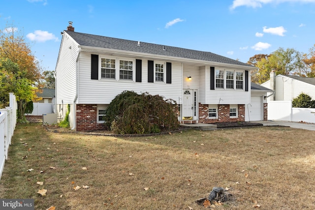 bi-level home featuring a front yard