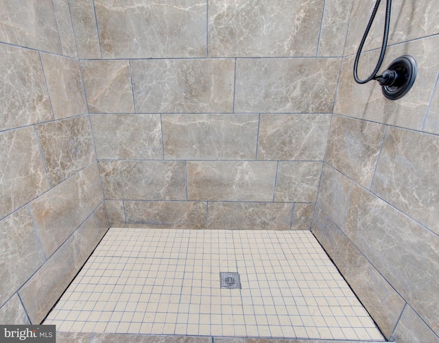 bathroom featuring a tile shower