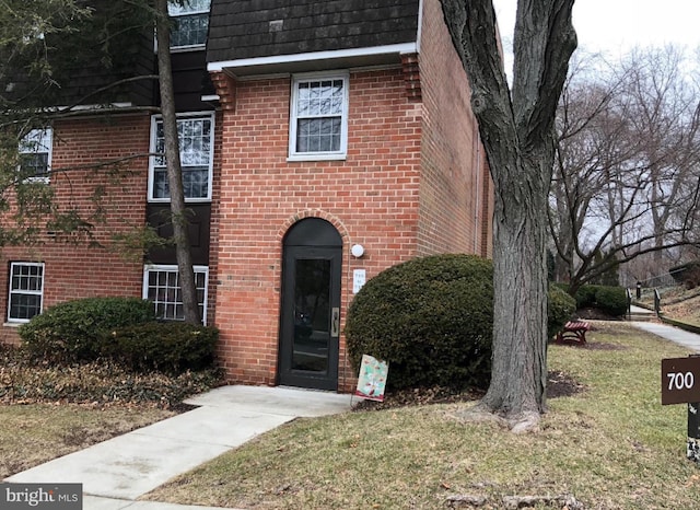 view of front facade featuring a front yard